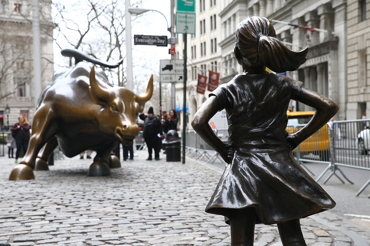 The Fearless Girl statue looks up at Wall Street's Charging Bull sculpture in New York on March 29, 2018.  (Volkan Furuncu/Anadolu Agency/Getty Images)